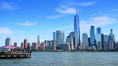 East River rıhtımındaki Manhattan 'ın ikonik manzarası. Jersey City 'nin yanından New York' un ufuk çizgisini izliyorum..