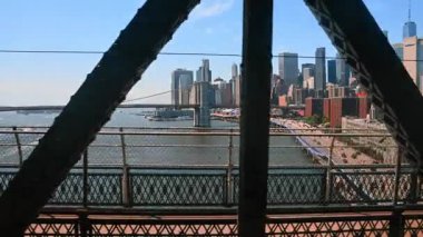 New Jersey, ABD, 19 Ağustos 2025, Manhattan Köprüsü 'ne taşınıyor. Brooklyn Köprüsü ve New York ufuk çizgisinde görünüm.