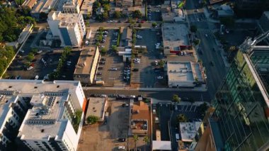 Los Angeles, ABD, 29 Ağustos 2025: Kentsel alanda binaları ve otoparkları olan bir mahalle. İnsansız hava aracı görüntüleri Los Angeles, Kaliforniya, ABD şehir manzarasının üzerinde..