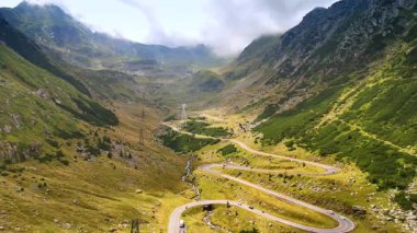 Dağlardaki pitoresk vadinin muhteşem manzarası. Romanya 'daki Transfagarash otoyoluna bak.