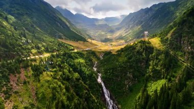 Su manzaralı yeşil dağların muhteşem manzarası. Meşhur Transfagarash Yolu 'nun karşısındaki kayaların arasındaki vadiye bak..