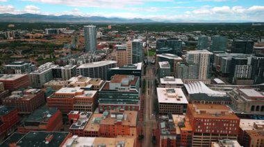Denver, Colorado, ABD 'deki çeşitli yüksek binalar. Şehir manzarasında bir sürü yeşillik var..