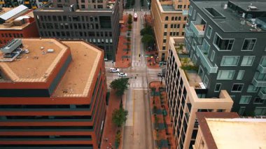 Modern şehirde trafik sıkışık. Arabalar ve otobüsler Denver, Colorado, ABD 'deki yollarda ilerliyor. Hava görünümü.