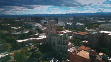Meryem Ana 'nın Katedral Bazilikası' nın güzel binasına yaklaşıyoruz. Denver, Colorado, ABD 'deki Eyalet Meclis Binası. Pofuduk bulutlar şehri kaplıyor..