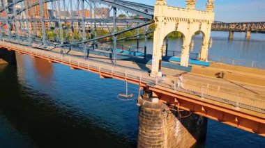 Piyysburgh, ABD, 3 Ağustos 2025: Pittsburgh 'daki tarihi köprü. Pittsburgh 'da nehir boyunca uzanan tarihi bir köprünün yakın görüntüsü.