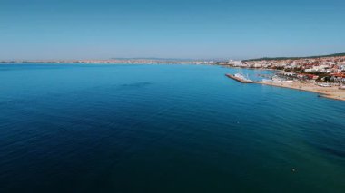 Karadeniz 'in güzel kıyı boyunca uzanan mavi sularının üzerindeki görüntüler. Bulgaristan 'ın Sveti Vlas kentinde güneşli bir tatil beldesi.