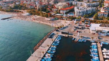 Bulgaristan 'ın Sveti Vlas rıhtımında birden fazla tekneyle rıhtımda uçuş. Güneşli kumlu plajları ve birden fazla oteli olan gelişmiş tatil köyü..