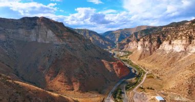 Otobanların kesiştiği inanılmaz kanyonların muhteşem manzarası. Güneşli bir günde Utah, ABD 'deki Price Kanyonu' nun üzerindeki görüntüler.