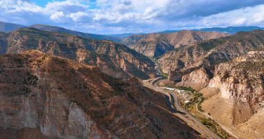 Kuru kayalık alandaki yollar. İnsansız hava aracı görüntüleri Utah, ABD 'deki Price Canyons' da. Bulutlu gökyüzü.