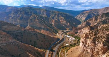 İki paralel otoyol kayalık araziyi geçer. İnsansız hava aracı görüntüleri Utah, ABD 'deki çarpıcı Price Kanyonlarının üzerinde..