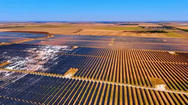 Güneş panelleriyle kaplı büyük bir alan. İnsansız hava aracı, yenilenebilir enerji üretimi için kullanılıyor..