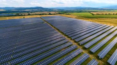 Geniş fotovoltaik hücreleri olan güzel bir kırsal bölge. Sürdürülebilir enerji üretimi için güneş panelleri olan bir site. Hava görünümü.