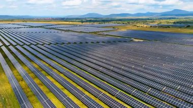Kırsala sayısız güneş paneli kuruldu. Yeşil enerji üretimi için kullanılan alanların üstündeki İHA görüntüleri.