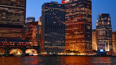 Akşamları New York şehir merkezinde sokakların ve binaların altın renginde aydınlanması. Manhattan 'ın ufuk çizgisinden Doğu Nehri' nin manzarasına bak.