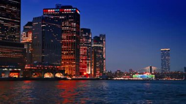 Manhattan 'ın ikonik silueti, New York, ABD nehir manzarasından. Doğu Nehri 'nden alacakaranlıkta parlak bir manzara..