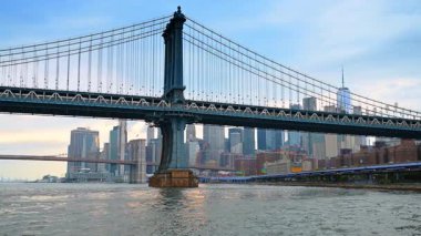 Meşhur Manhattan Köprüsü 'nün ve New York rıhtımının desteği. Arka planda şehrin sisli silueti. Düşük açı görünümü.