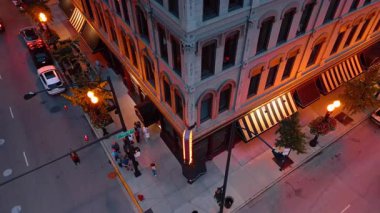 Chicago, ABD, 29 Haziran 2025: Yumuşak sıcak sokak lambaları sıcacık bir sokağı aydınlatıyor. Şikago, Illinois, ABD yolunda yükseliyor..