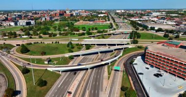 Detroit, ABD, 22 Temmuz 2025: Arabalar şehir manzarasında yollar ve otobanlardan hızla geçiyor. Detroit, Michigan, ABD şehir manzarasını geçen geniş şeritli otoyola bakın..