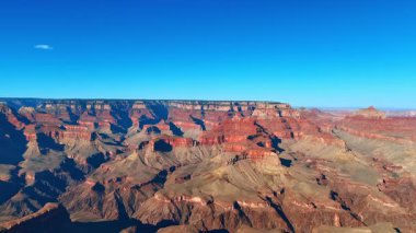 Bitki örtüsü olmayan muhteşem güneş ışığı kanyonları. Arka planda güzel mavi gökyüzü. Büyük Kanyon Ulusal Parkı, Arizona, ABD. Hava görünümü.