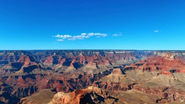 Parlak güneşle aydınlatılmış kaya manzarası. Arizona, ABD 'deki Büyük Kanyon Ulusal Parkı' ndaki kanyonlara hava perspektifi.