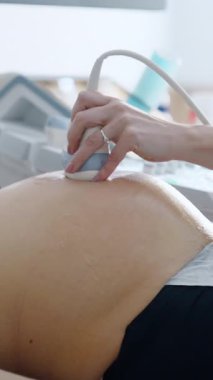 Ultrason hamilelik teşhisi. Modern hastanede göbek muayenesi. Dikey video