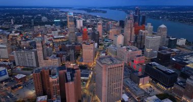 Detroit, ABD, 22 Temmuz 2025: Detroit, Michigan, ABD şehir merkezindeki görüntüler. İnsansız hava aracının sokak ışıklarıyla şehir manzarası.