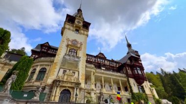 Sinaia, Romanya, 17 Temmuz 2025: Romanya 'nın Sinaia kentindeki Peles Şatosu' nun muhteşem perdesi. Arkaplanda kabarık bulutlar.