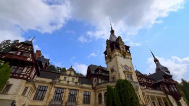 Sinaia 'daki Peles Kalesi' nin, Karpatlar 'ın, Romanya' nın güzel perçemleri. Düşük açı. Arka planda mavi gökyüzünde bulutlar.