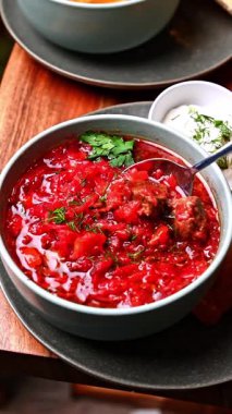 Sığır eti ve otlarla Ukrayna borş çorbası. Biftek, lahana ve dereotlu pancar çorbası kaşıkla seramik kasede servis edilir..