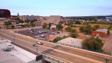 Colorado Springs, ABD, 22 Temmuz 2025: Modern şehrin şehir manzarasında park edilmiş birçok otopark. Colorado Springs, Colorado, ABD 'de insansız hava aracı görüntüleri..