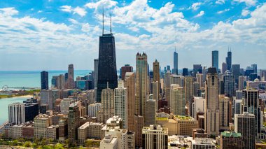 Chicago Skyline ve John Hancock Center. Arka planda John Hancock Merkezi ve Michigan Gölü olan Chicago silueti.