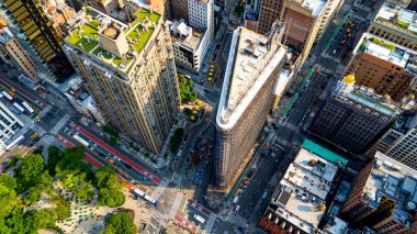 Flatiron Binası ve Manhattan caddelerinin yukarıdan görünüşü. Flatiron Binası 'nın ve New York' taki Manhattan sokaklarının insansız hava aracı fotoğrafı..
