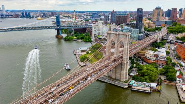 Brooklyn Köprüsü ve Manhattan silueti. Brooklyn Köprüsü 'nün havadan çekilmiş fotoğrafı. Arka planda Manhattan silueti var..