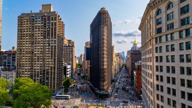 Flatiron Binası ve Manhattan hava manzarası. Flatiron binasının insansız hava aracı fotoğrafı yüksek gökdelenler ve Manhattan, New York 'un işlek caddeleriyle çevrili..