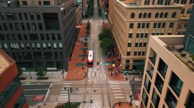 Denver, ABD, 28 Temmuz 2025: Denver Caddesi, Colorado, ABD yeşil ağaçlar ve güzel modern binalar tarafından hizalanmıştır. Çok az insan kaldırımlarda yürür veya ata biner..