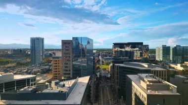 Denver, ABD, 28 Temmuz 2025: Güzel modern gökdelenler arasında insansız hava aracı görüntüleri yükseliyor. Denver, Colorado, ABD 'nin göz kamaştırıcı manzarası yemyeşil..