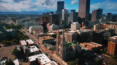 Denver, ABD, 28 Temmuz 2025: Modern Denver, Colorado, ABD 'nin çarpıcı manzarası. Merkezde Lekesiz Gebeliğin Katedral Bazilikası.