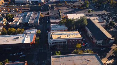 İnsansız hava aracından yeşil bir şehrin geniş manzarası. Flagstaff, Arizona, ABD Perspektif.