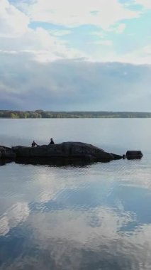 Güzel doğa nehri manzarası. Kırsal alandaki güzel manzaranın insansız hava aracı görüntüleri.