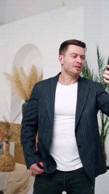 Pozitif beyaz erkek video görüşmesini tamamladı. Adam gülümser ve kameraya bakar. Kapatın. Dikey video