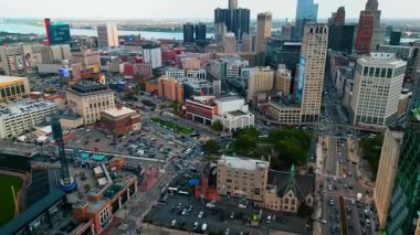 Detroit, ABD, 28 Temmuz 2025: Modern şehrin şehir merkezi sayısız arabayla dolu. Detroit, Michigan, ABD 'nin Hektik yaşam tarzı. Hava görünümü.