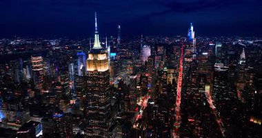 Empire State Binası 'nın aydınlık çan kulesine yakın uçuyor. İHA 'dan Manhattan' ın engin manzarası.