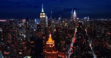 Geceleri modern New York 'un uçsuz bucaksız manzarasında ilerliyoruz. Empire State Binası 'nın çan kulesine güzel bir aydınlatmayla yaklaşıyoruz..