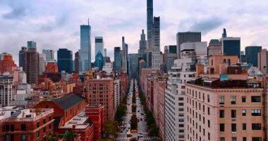 Trafiğin yoğun olduğu çok şeritli yolun üzerinde yükselin. New York, ABD şehir merkezine giden yola bakın..