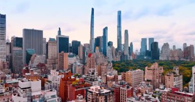 New York 'un muhteşem gökdelen silueti. Günün sonunda İHA görüntüleri Central Park 'tan uzaklaşıyor..