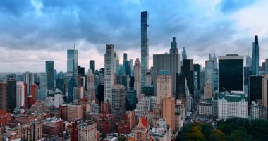 New York 'un şehir merkezinde, bulutlu gökyüzünün arka planında. Kasvetli bir günde şehir merkezinde drone görüntüleri.