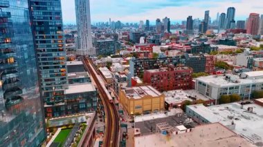 Modern şehrin kentsel manzarasının yanından geçen bir treni takip ediyorum. ABD, New York 'un insansız hava aracından farklı manzarası.