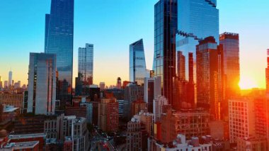 ABD 'nin New York şehrinde çarpıcı camlar yükseliyor. Batan güneş gökdelenlerin cephelerine yansıyor..