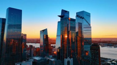 Manhattan 'daki cam gökdelenden görülen güzel batan güneş. New York, ABD 'de altın saat. Hava perspektifi.