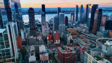New York, ABD 'nin modern, canlı şehir manzarası. Arka plandaki East River 'da. Metropolis 'te gün batımı. Hava görünümü.